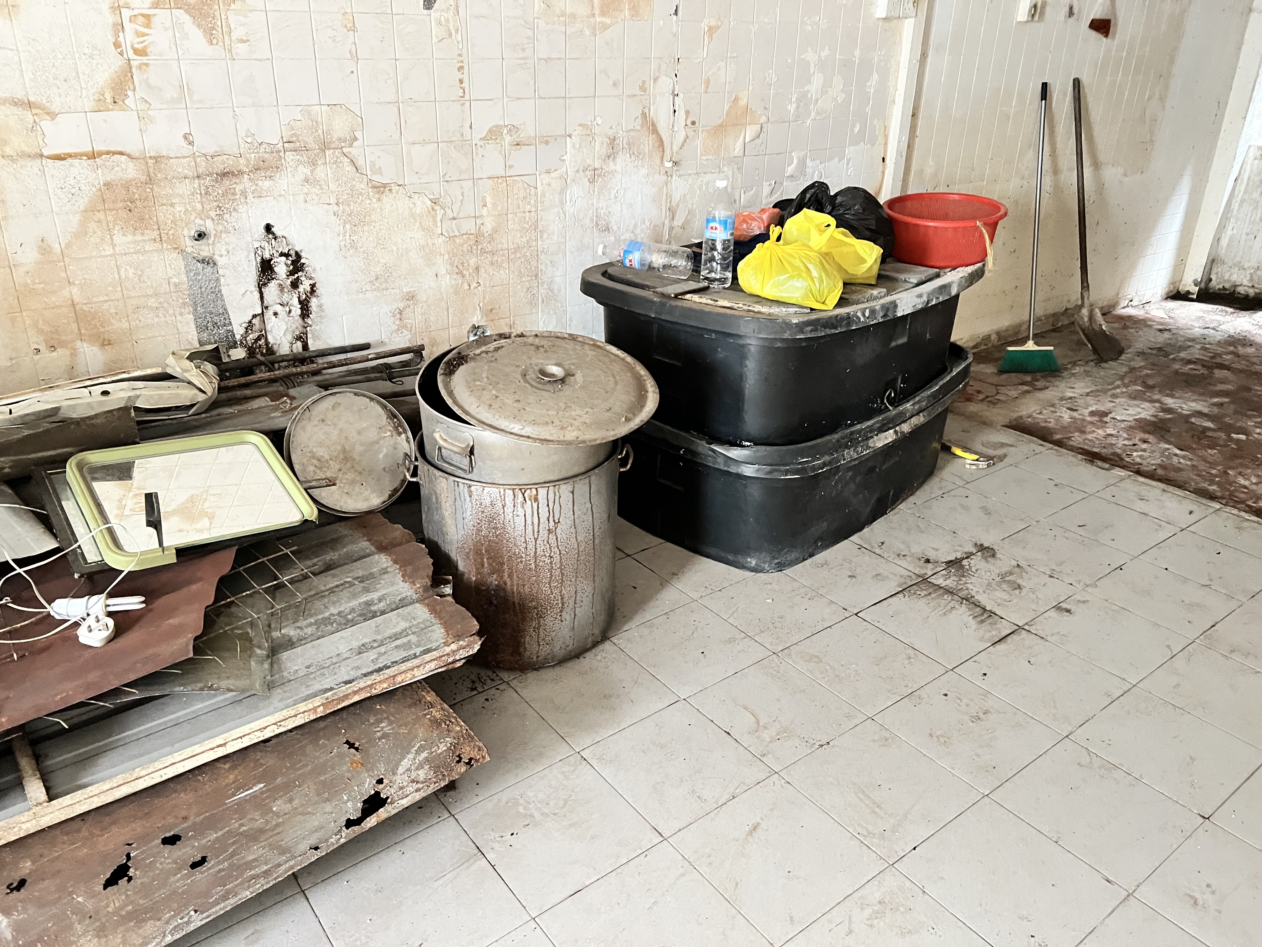 Ground floor clutter from previous tenant — pots, trays, and grime.